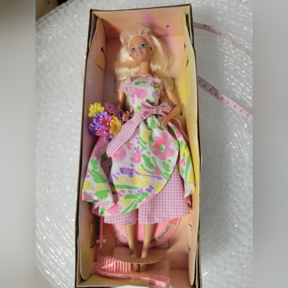 Spring Petals Barbie An Avon Exclusive 1996 Collectible NIP‎